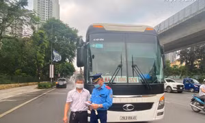 Kiểm tra phòng dịch COVID-19 trên xe khách tại các khu vực giáp ranh với Hà Nội