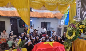 Trung tướng Hoàng Khánh Hưng, Chủ tịch Hội Hỗ trợ gia đình liệt sĩ Việt Nam bàn giao hài cốt liệt sĩ cho gia đình sau khid được giám định bằng phương pháp ADN