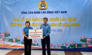 Hỗ trợ kịp thời tới công nhân, người lao động bị thiệt hại do lũ lụt tại miền Trung.