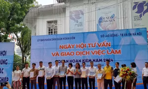 Khởi động Ngày hội tư vấn và giao dịch việc làm quận Hoàn Kiếm năm 2024.