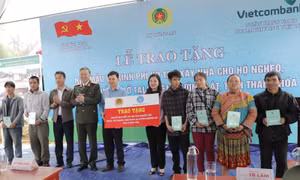 Trao tặng 600 sổ BHXH cho người nghèo tại huyện Mường Lát, tỉnh Thanh Hóa