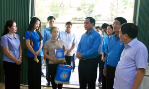 Công đoàn tặng sổ tiết kiệm cho trẻ mồ côi do bão số 3 cùng con tiến bước