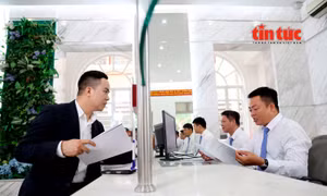 TP Hồ Chí Minh xóa sổ 'cò giấy tờ' để phục vụ người dân tốt hơn