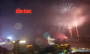 TP Hồ Chí Minh rực rỡ pháo hoa trong màn mưa mừng ngày 'Tết Độc lập'