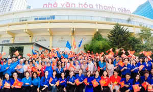 Xúc động lễ chào cờ 'Tôi yêu Tổ quốc tôi' 