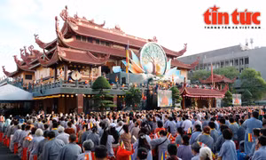 Đông đảo tăng ni, phật tử về Việt Nam Quốc Tự dự Đại lễ Phật đản