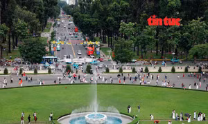 Đông đảo người dân đến tham quan Hội trường Thống Nhất trong dịp Quốc khánh