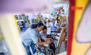 Người thầy khơi dậy niềm đam mê hội họa cho thanh niên khuyết tật
