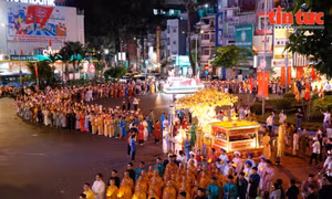 Hàng nghìn người tham gia nghi lễ rước kiệu hoa chào mừng Phật đản