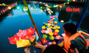Lắng đọng với nghi thức thả hoa đăng mừng Phật đản