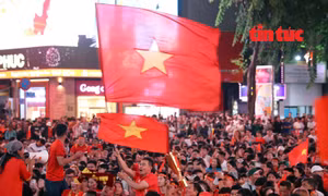 Phố đi bộ Nguyễn Huệ ngập tràn cảm xúc với chiến thắng của U23 Việt Nam