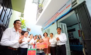 TP Hồ Chí Minh: Bàn giao nhà tình thương và tặng quà cho các hộ nghèo, gia đình khó khăn