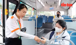 Người dân TP Hồ Chí Minh thay đổi thói quen di chuyển bằng xe buýt điện