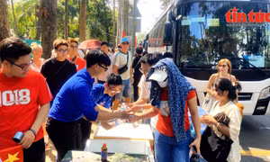 Lực lượng Đoàn viên thanh niên tích cực hỗ trợ người dân đi xem tổng duyệt lễ 30/4