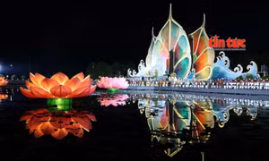 Lung linh đêm hoa đăng Vesak 2025 cầu nguyện cho thế giới hòa bình