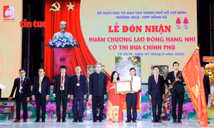 Trường THCS-THPT Hồng Hà đón nhận Huân chương Lao động hạng Nhì