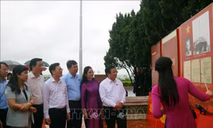 Triển lãm 'Sưu tập chữ ký và bút tích của Chủ tịch Hồ Chí Minh' trên đảo Cô Tô