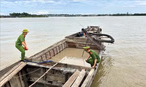 Tạm giữ 2 thuyền khai thác cát trái phép trên sông Son