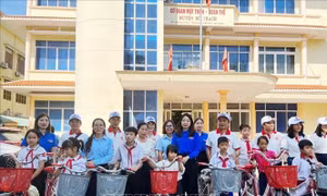 Trao tặng xe đạp cho học sinh khó khăn trước thềm năm học mới