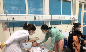 20 học sinh nghi ngộ độc thực phẩm vì ăn đồ lạ ở cổng trường