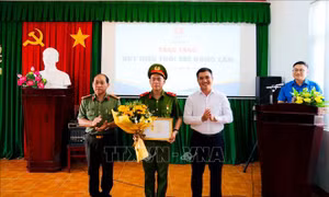 Trao tặng Huy hiệu 'Tuổi trẻ dũng cảm' cho chiến sỹ Công an cứu người đuối nước
