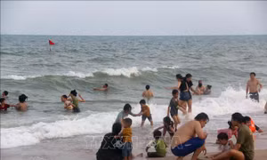 Các bãi biển tại Bình Thuận nhộn nhịp trong ngày đầu của kỳ nghỉ lễ