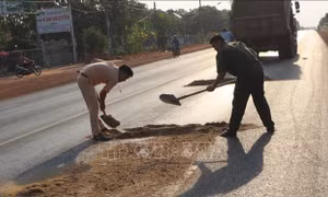 Kịp thời xử lý vệt dầu điều đổ dài 1 km trên Quốc lộ 14