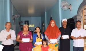 Thăm hỏi, tặng quà cộng đồng người Chăm dịp lễ Ramadan
