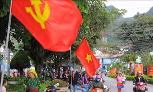 Đồng bào vùng cao Hà Giang nô nức xuống chợ phiên Mèo Vạc