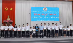 Hậu Giang chăm lo, hỗ trợ học sinh nghèo đến trường