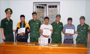Bắt quả tang 3 đối tượng vận chuyển trái phép 10 bánh heroin