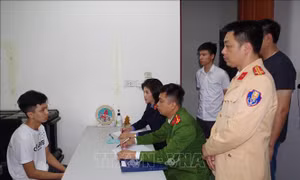 Tạm giữ lái xe ô tô đâm vào lực lượng Cảnh sát giao thông đang làm nhiệm vụ