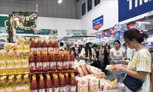 Hàng hóa Tết giảm giá 'chạy đua' doanh số