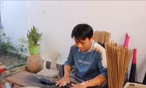 'Giữ lửa' cho nghề hương đen làng Choá