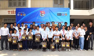 Sinh viên Việt Nam tiếp sức các em học sinh khó khăn tại Campuchia