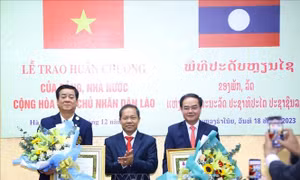 Trao Huân chương của Đảng, Nhà nước Lào tặng cán bộ Bộ Nội vụ và Ủy ban Dân tộc