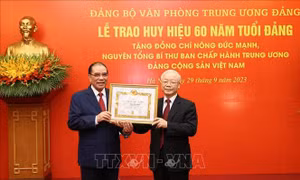 Trao Huy hiệu 60 năm tuổi Đảng tặng nguyên Tổng Bí thư Nông Đức Mạnh
