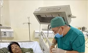 Nối thành công bàn tay đứt lìa cho chủ nhà bị trộm chém