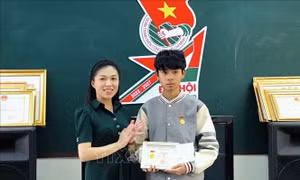 Tặng Huy hiệu Tuổi trẻ dũng cảm cho thanh niên cứu hai người trong ô tô bị chìm 