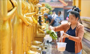 Lễ tắm Phật trong Tết cổ truyền Bun Pi May tại Lào