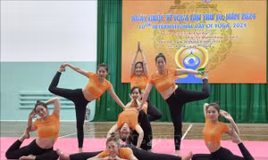 Đông đảo người dân Bến Tre tham gia đồng diễn Yoga