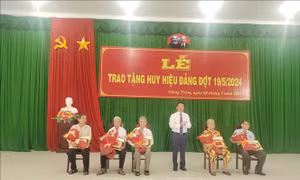Bến Tre: Trao Huy hiệu Đảng cho 471 đảng viên cao tuổi