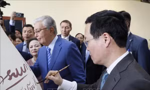 Chủ tịch nước Võ Văn Thưởng và Tổng thống Cộng hòa Kazakhstan tham quan Làng gốm Chu Đậu
