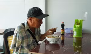 Ấm lòng người nghèo từ những quán cơm nghĩa tình