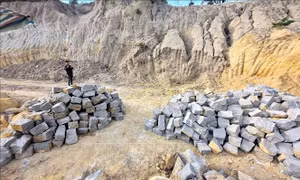 Gia Lai: Lợi dụng cải tạo ruộng để khai thác đất, đá