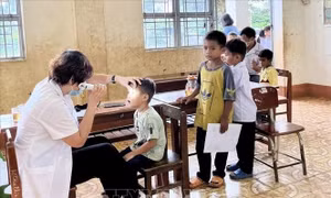 Cảnh báo nguy cơ cong, vẹo cột sống ở học sinh