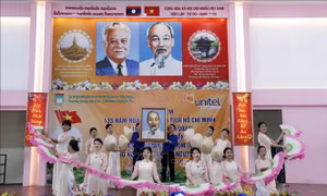 Thầy trò Trường Song ngữ Lào - Việt Nam Nguyễn Du nỗ lực học và làm theo tấm gương Bác Hồ