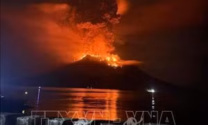 Núi lửa Ruang ở Indonesia phun trào tro bụi cao 3.000 m