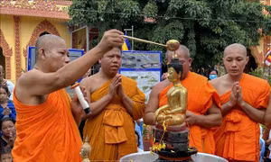 Lễ tắm Phật trong Tết cổ truyền Chôl Chnăm Thmây của đồng bào Khmer