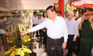 Đồng chí Nguyễn Trọng Nghĩa dâng hương tại khu lưu niệm cụ Nguyễn Sinh Sắc